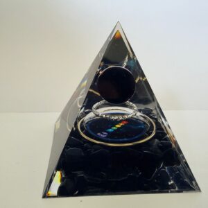 Orgonite pyramide 60mm 7 chakras et obsidienne noire qualité A