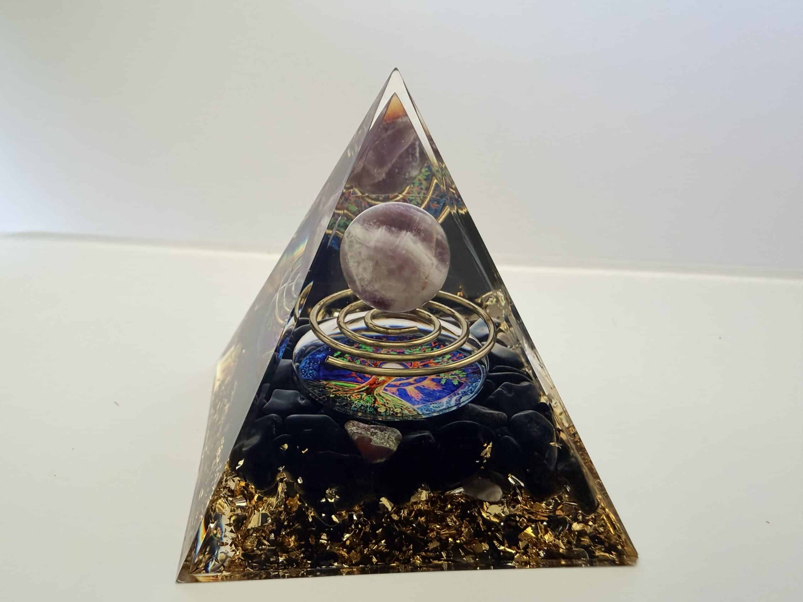 Orgonite pyramidale 60mm sphère améthyste sur spirale dorée obsidienne noire arbre de vie coloré qualité A