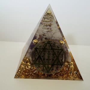 Orgonite pyramidale 60mm cristal de roche améthyste fleur de vie et étoile qualité A pièce unique