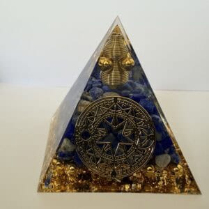 Orgonite pyramidale 60mm lapis-lazuli et cercle magique qualité A pièce unique