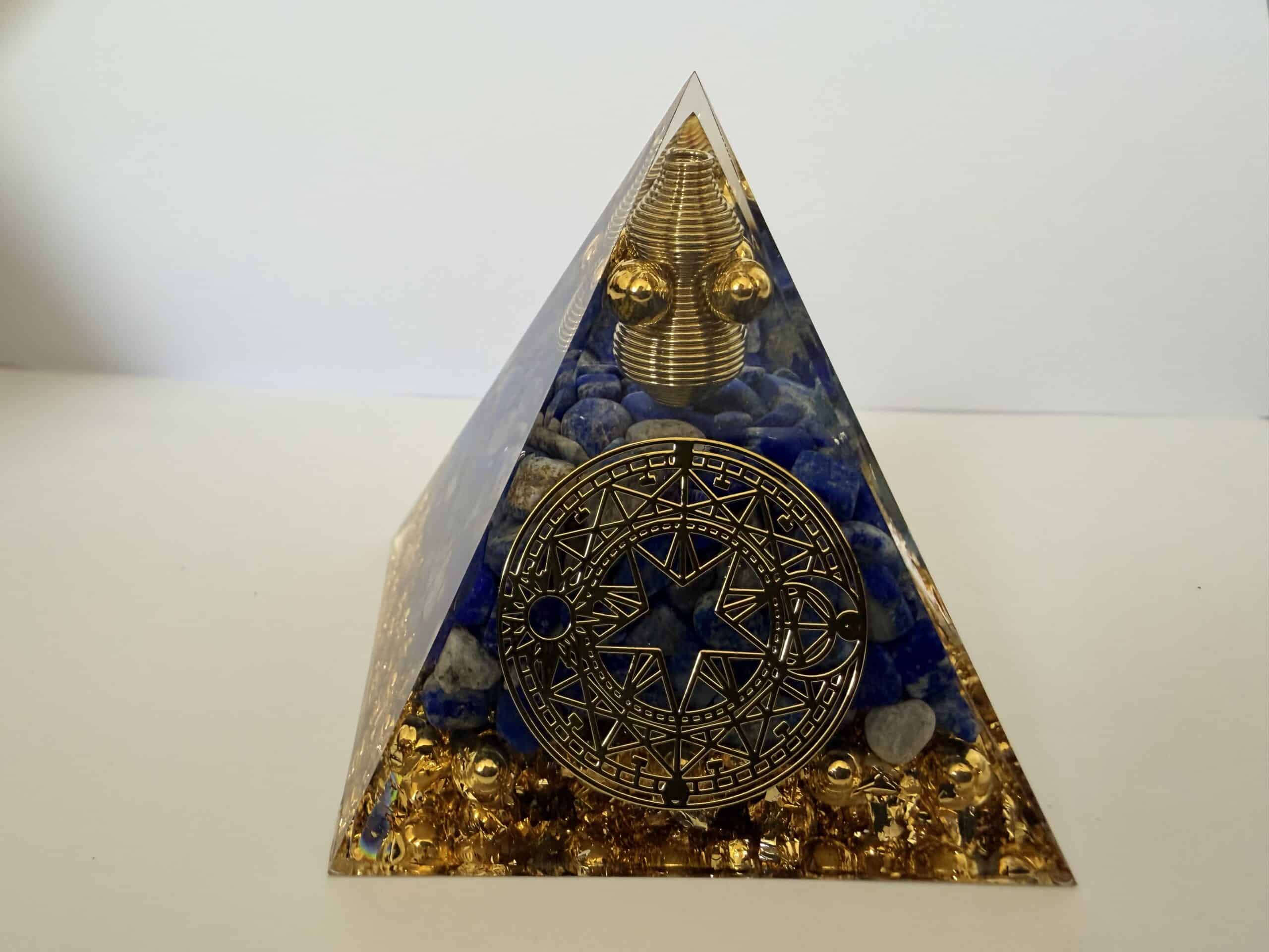 Orgonite pyramidale 60mm lapis-lazuli et cercle magique qualité A pièce unique